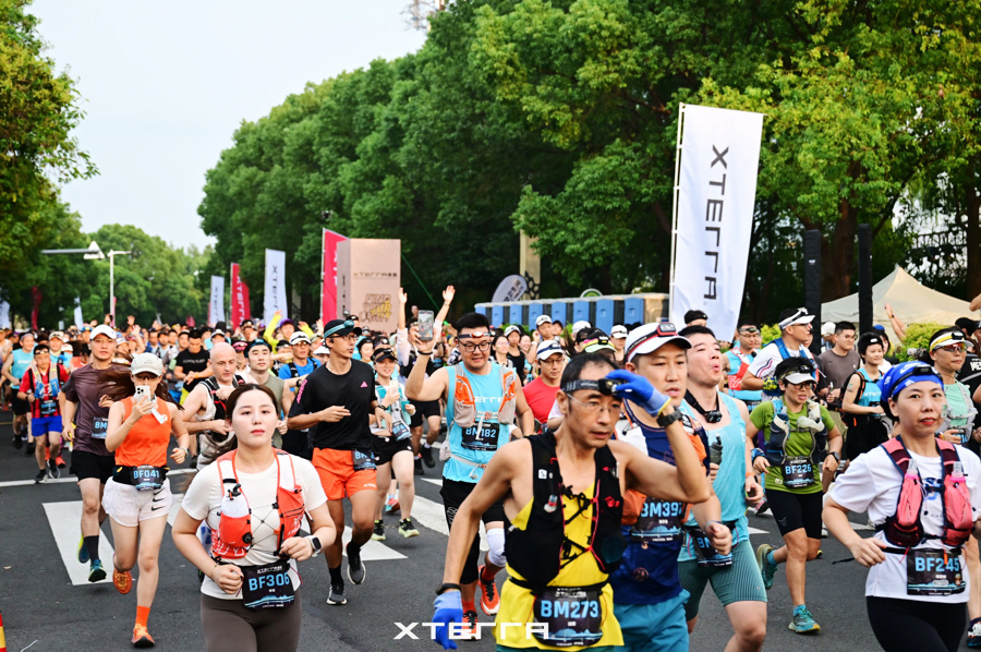 富多彩的夜, 留量, 蜒的赛道上 富多彩的夜, 留量, 蜒的赛道上