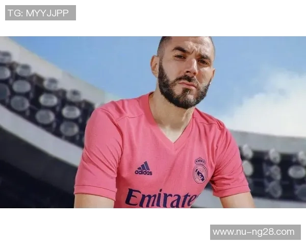 粉色足球队服中的球星亮点解析与影响力探讨